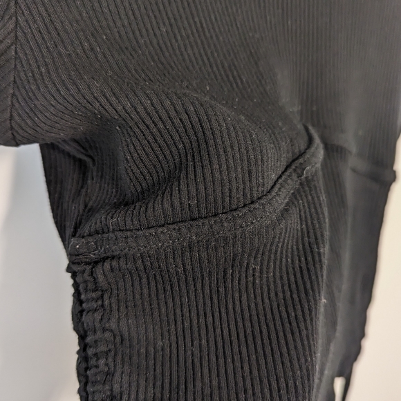 Black crop top with ruching detail - Picture 2 of 2